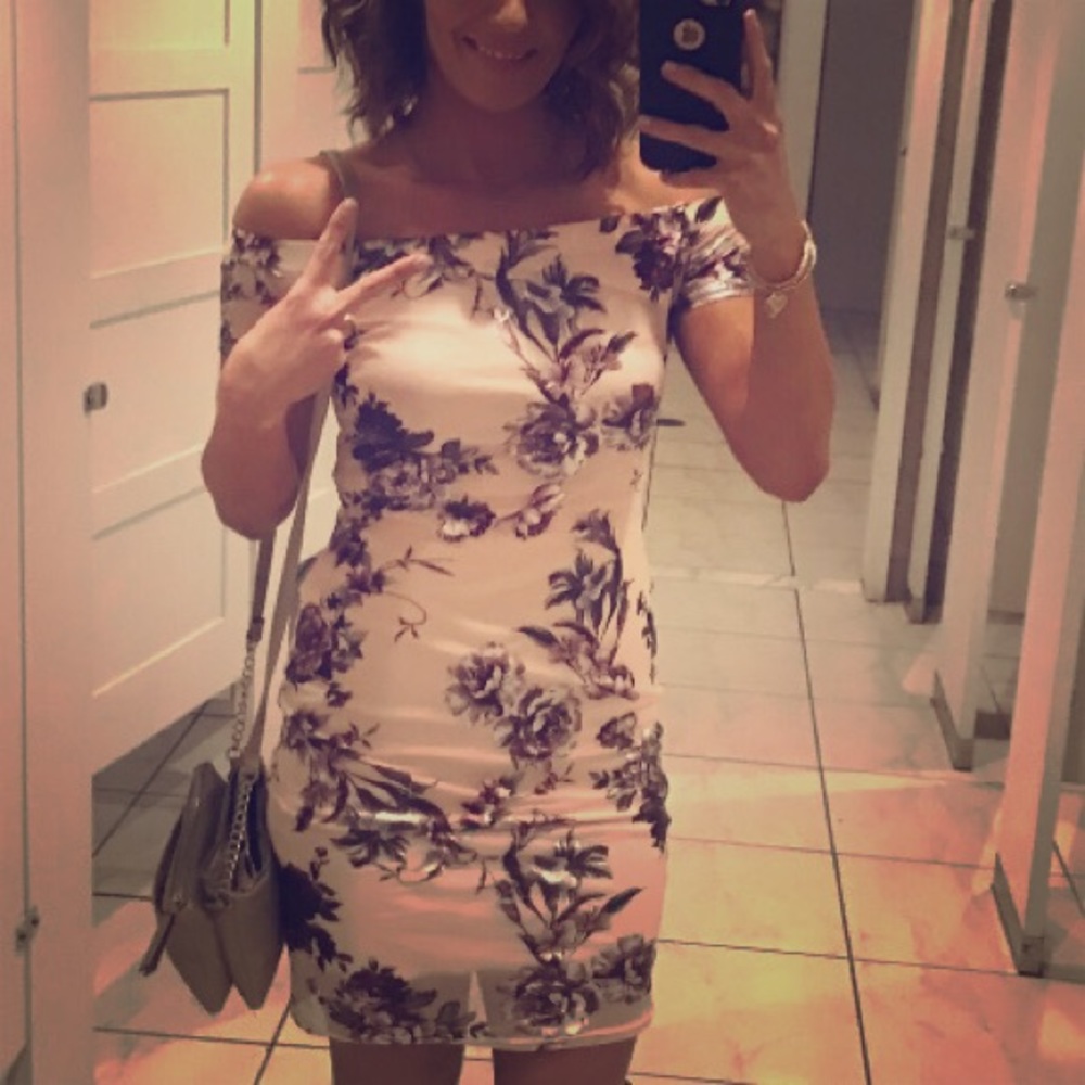 BNWT* GUESS off the shoulder dress! 🌸